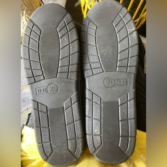 NWOT Men’s slippers - Picture 6 of 8